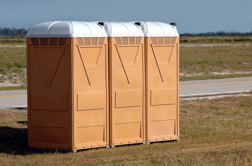 mobiele toilette op de bouwplaats